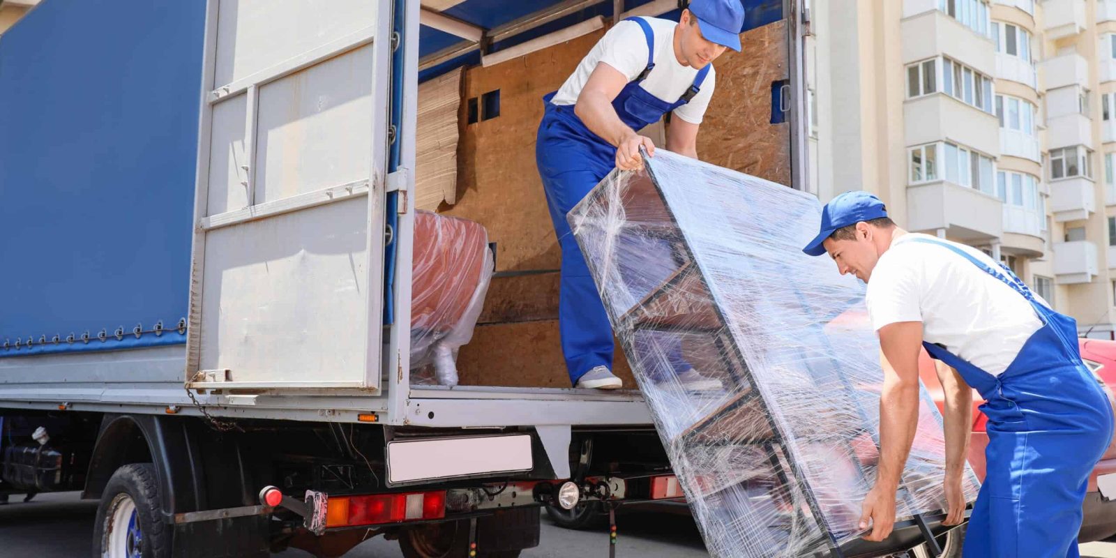 باربری و اسباب کشی در جاجرود تهران 4 بسته بندی اثاثیه با کادری متخصص