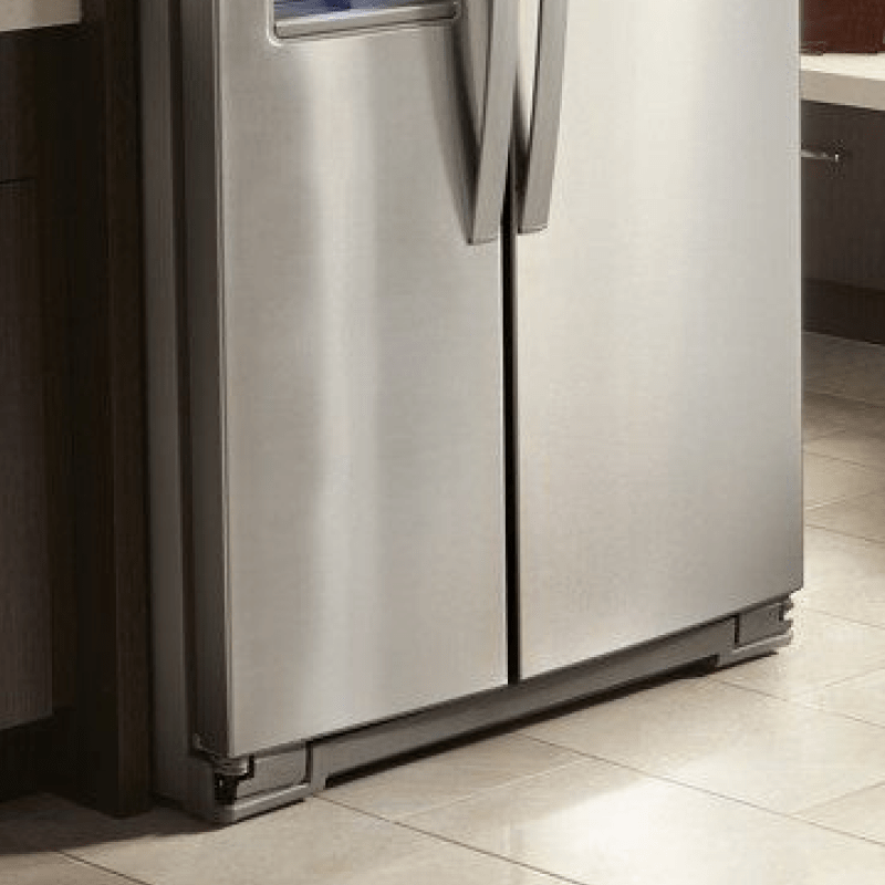 نحوه جابجایی وسایل سنگین 6 با دو یا چند نفر، یخچال را کمی به طرفین کج کنید